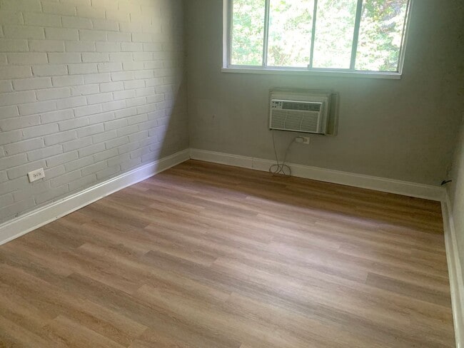 Building Photo - Charming One Bedroom Apartment In The Heart of Plaza Midwood!