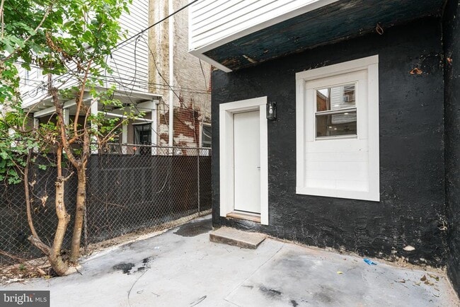 Building Photo - 2117 S Alden St