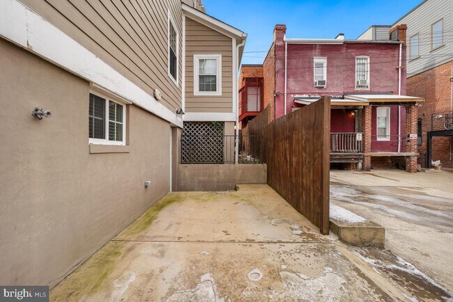 Building Photo - 837 Shepherd St NW