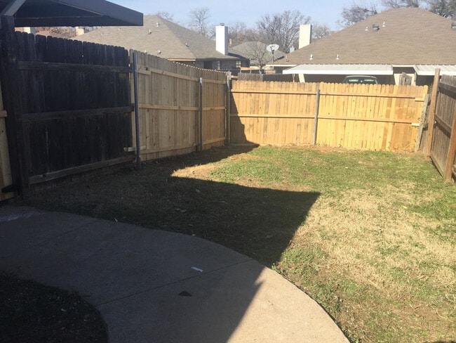 Building Photo - Spacious 3 Bedroom 2 Bath Half of Duplex A...