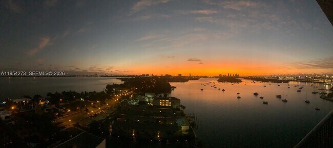 Building Photo - 1000 Venetian Way