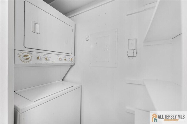 Building Photo - 2415 Ravens Crest Dr