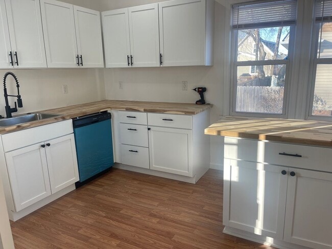 Building Photo - 3 bedroom, 2.5 bath - Modern Home in Wyandotte!