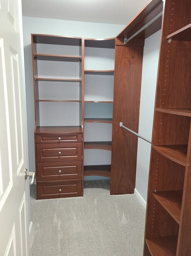 Building Photo - Beautiful Updated 3 bedroom 2.5 bath Hayde...