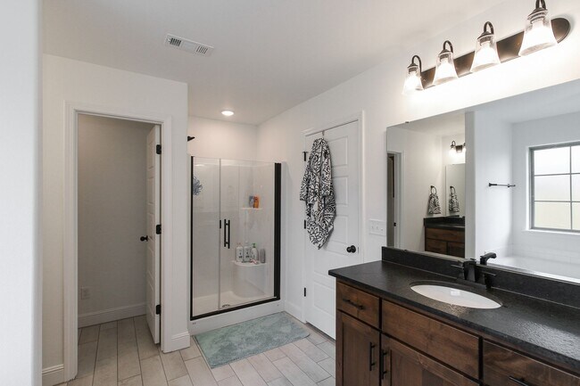 Building Photo - Like New Beautiful 3/2 Home in Gentry