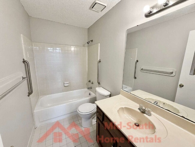 Building Photo - 641 Lagrange Pk Cv
