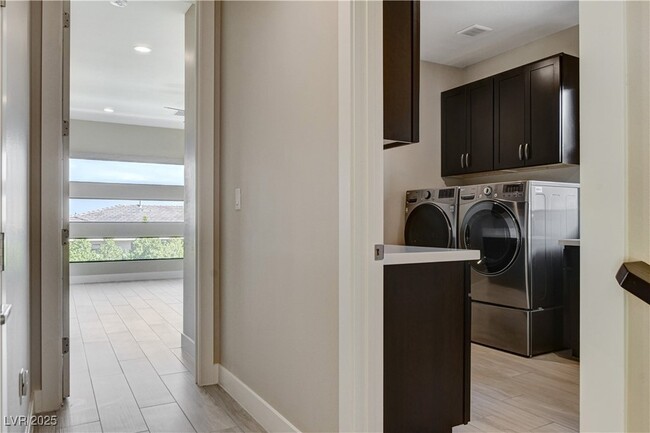 Building Photo - 64 Grey Feather Dr