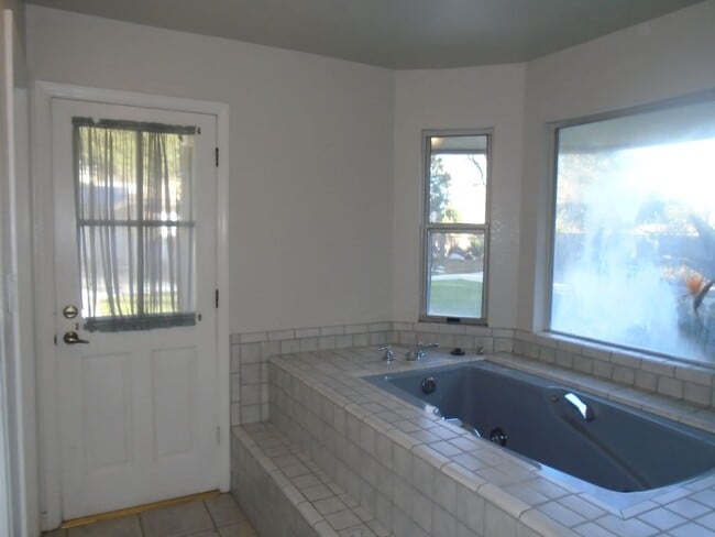 Building Photo - NW - CUSTOM HOME WITH POOL!!