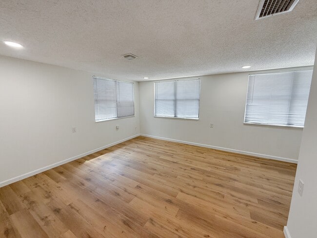 Building Photo - 202 2nd St