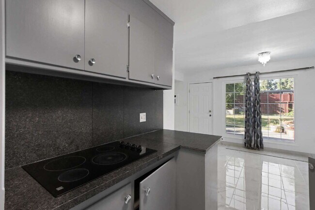 Building Photo - Old East Davis Rental with Spacious Yard, Bonus Room & Easy Bike Access to UC Davis