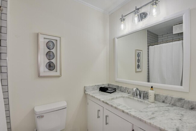 Building Photo - 1209 Azalea Dr