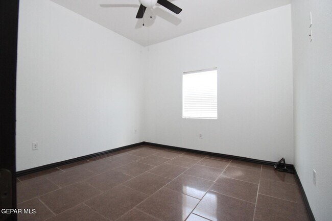 Building Photo - 561 Agua De Mar