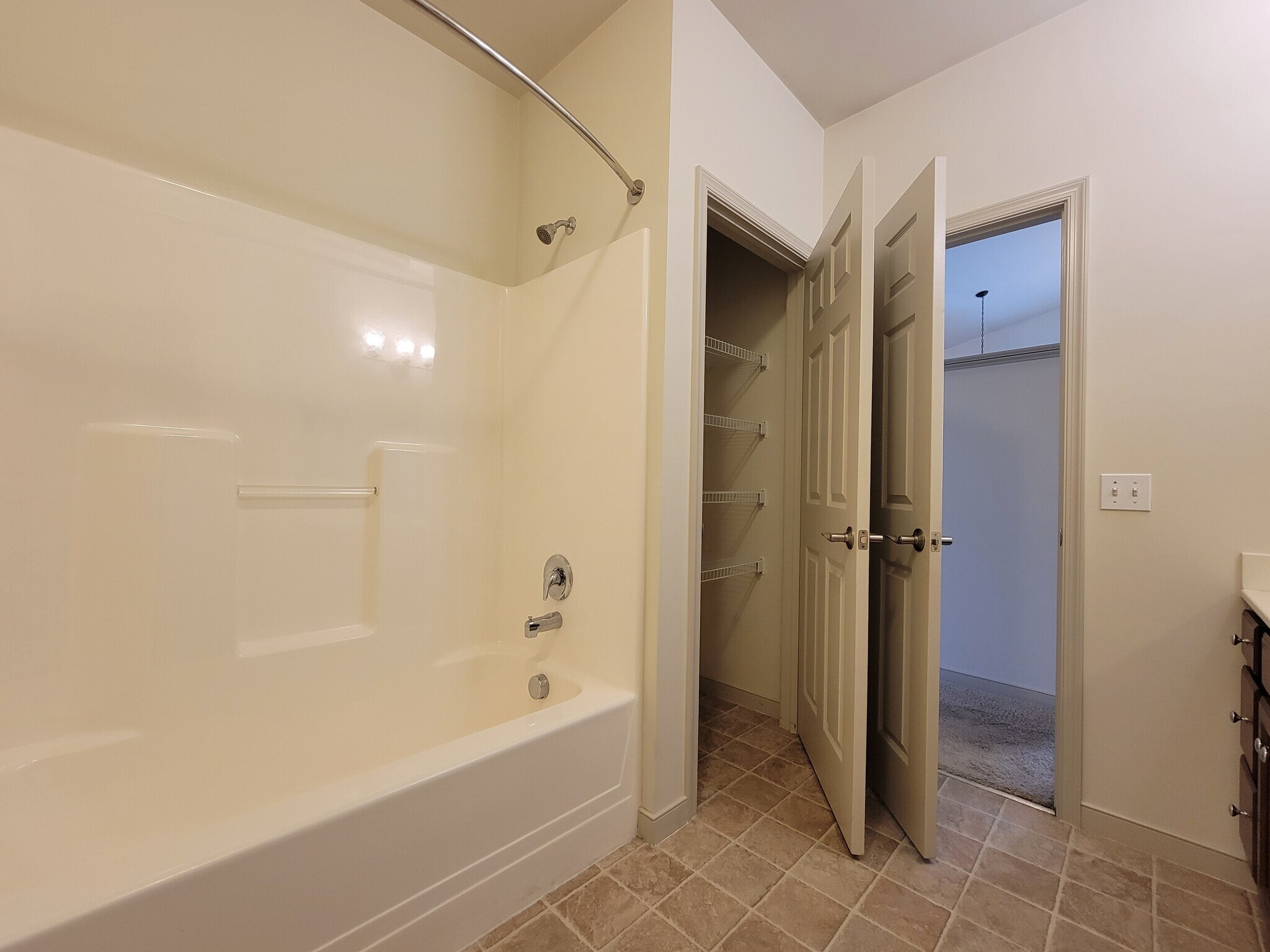 Building Photo - 1942 Shady Oak Dr