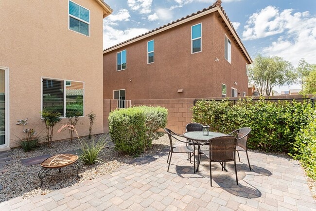 Building Photo - Exquisite 5 bedroom 4 bathroom home with fresh paint and new carpet waiting for you!