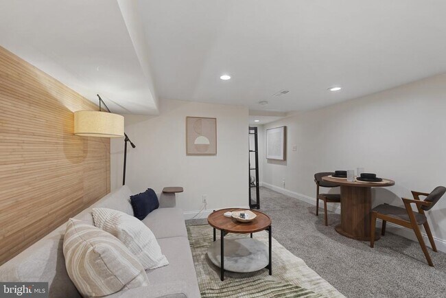 Building Photo - 737 Dolphin St