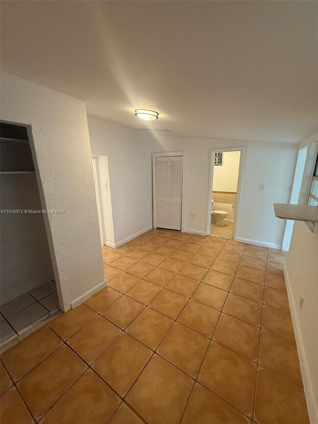 Building Photo - 1340 Peri St