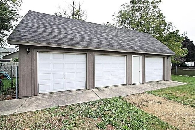 Building Photo - Renovated 4 bdrm/2 bath