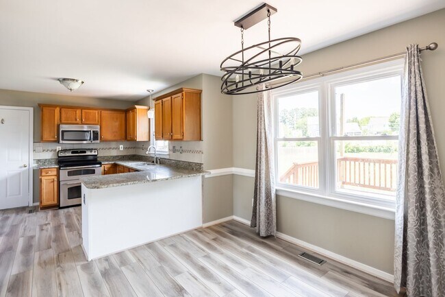 Building Photo - Large 4 Bedroom, 2.5 Bathroom Home in Mech...