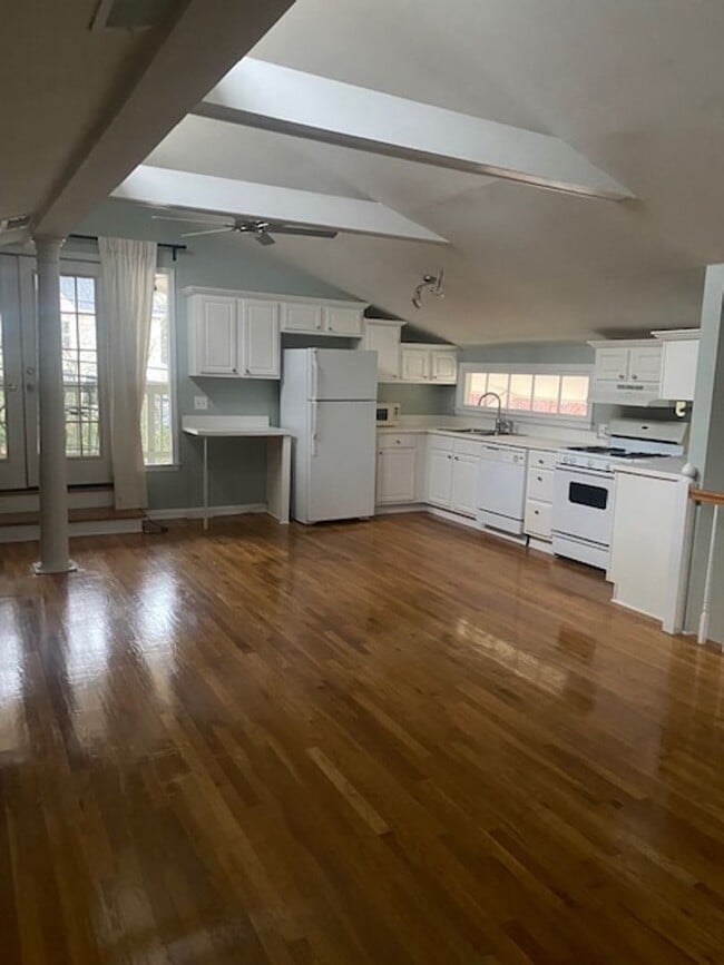 Building Photo - 883 Monroe Dr NE