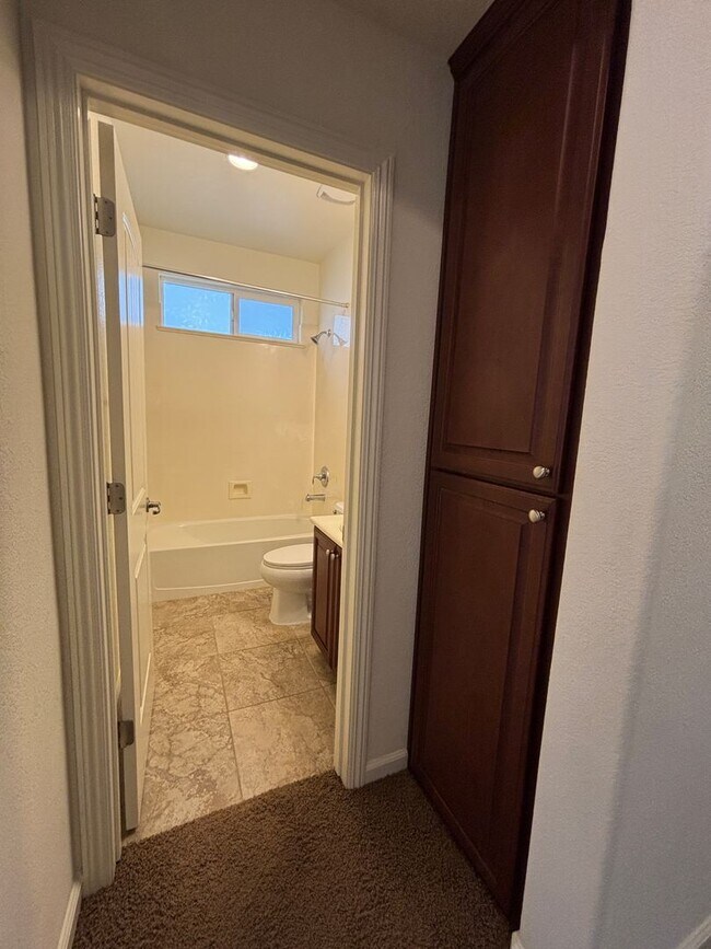 Building Photo - West Roseville Solar! 3 Bedroom, Plus den/...