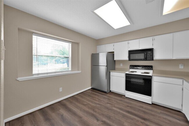 Building Photo - 2407 Summer Spring Dr