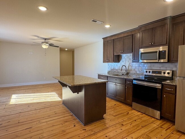 Building Photo - 106 N Main St