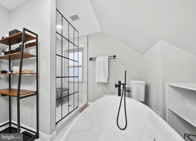 Building Photo - 303 E Melrose Ave
