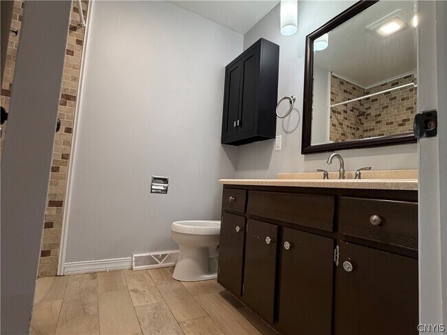 Building Photo - 107 Hadley Dr
