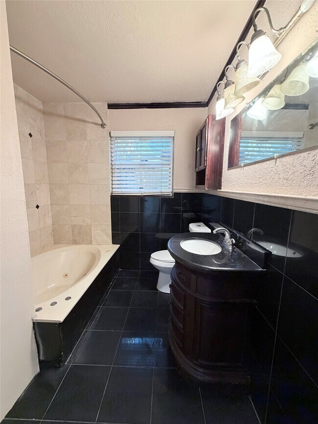 Building Photo - 618 Sulphur St