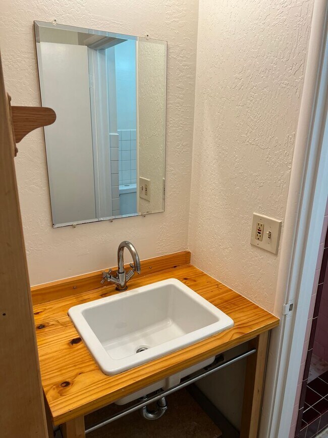 Building Photo - 500 SQFT. STUDIO UNIT NEAR DOWNTOWN HAYWARD. PRIME LOCATION, PRIVATE ENTRENCE, AND MORE!!!