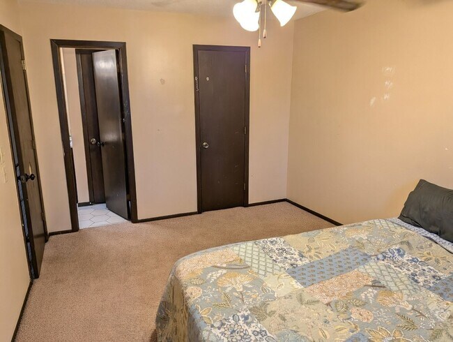 Building Photo - Awesome 3 bed unit