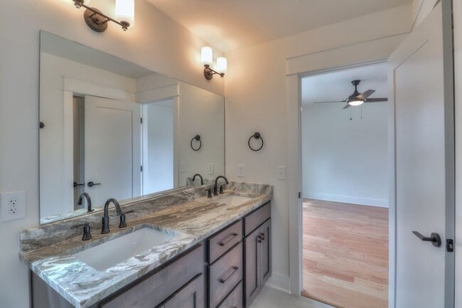 Building Photo - 2404 Middle St