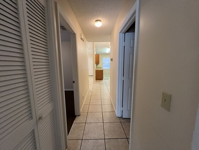 Building Photo - 155 E Lakemont Dr