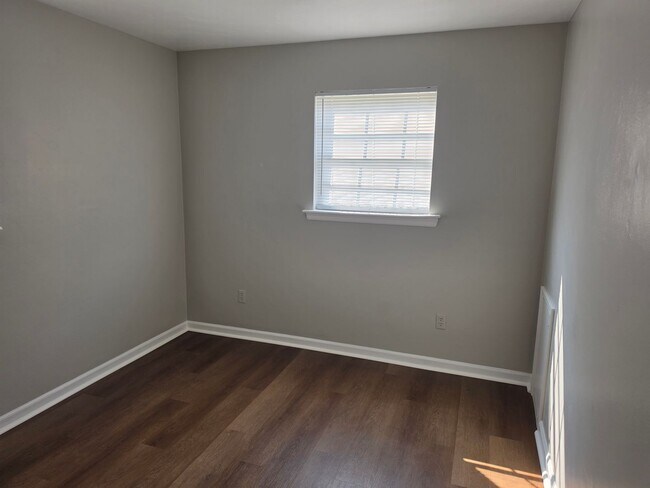 Building Photo - 426/428 Ceylon St NE.