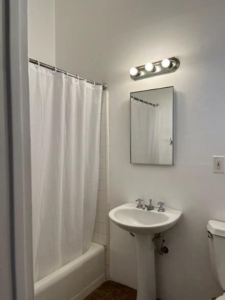 Bathroom - 3674 Veteran Ave
