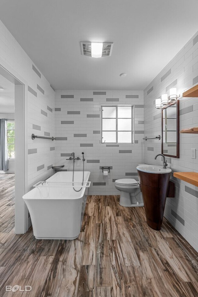 Building Photo - UPDATED MID-CENTURY MODERN HOME WITH SPECIAL CHARACTER