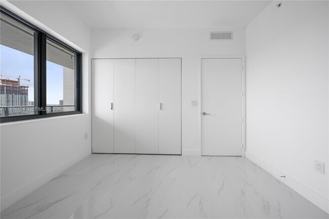 Building Photo - 700 NE 24th St