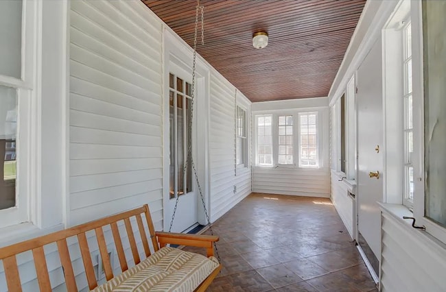 Building Photo - 2 Bed 1 Bath