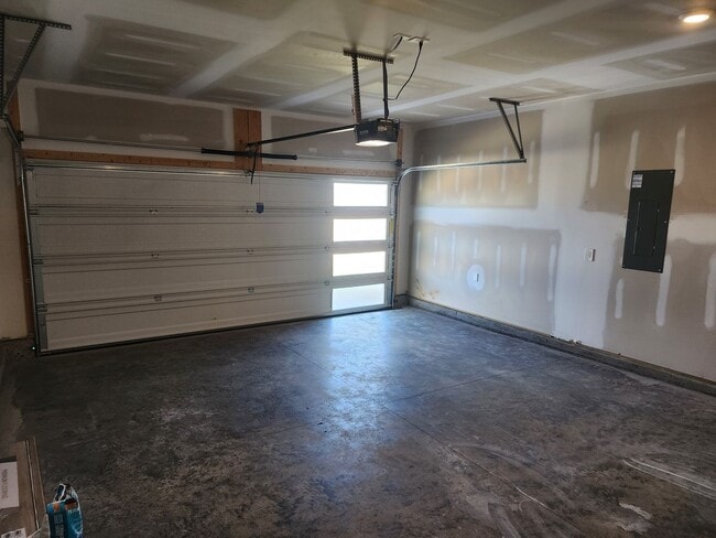 Building Photo - Stunning unit in 55+ community