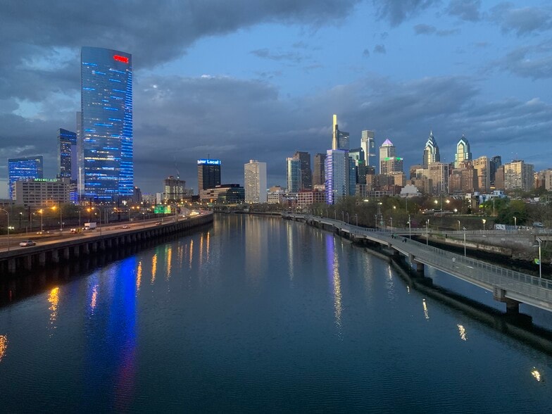 Short walk to South Street bridge and SRT! - 2421 Manton St