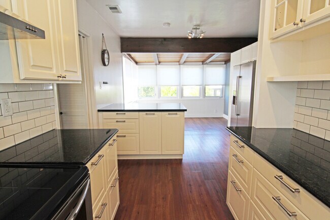 Building Photo - Coming Soon! Lovely Redwood Heights Home w...