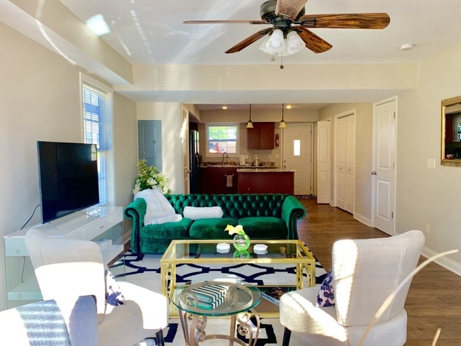 Building Photo - 402 Circus Ave