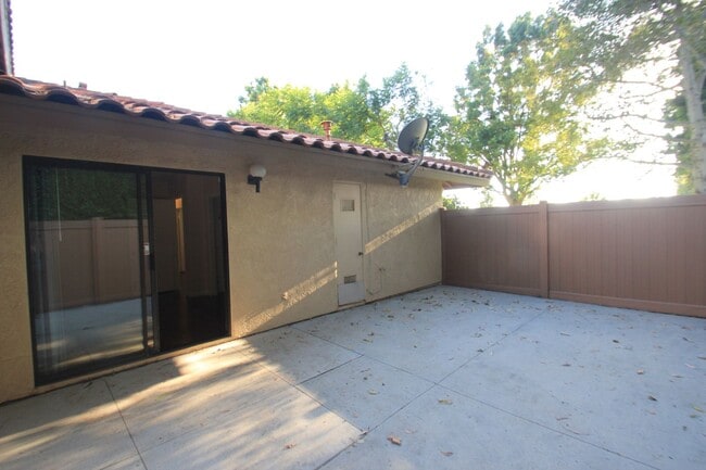 Building Photo - Charming 3-Bed, 2-Bath Single-Story Condo ...