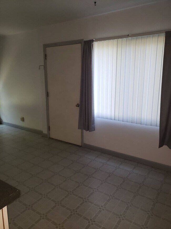 Building Photo - 1065 NE Duncan Ln