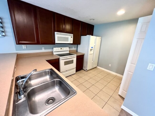 Building Photo - AVAILABLE NOW! Charming 2 Beds 2.5 Bath Townhome! 2 MASTER SUITES! Attached one car garage!! Extr...