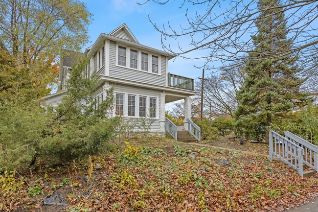 Building Photo - 647 Fairview Ave NE