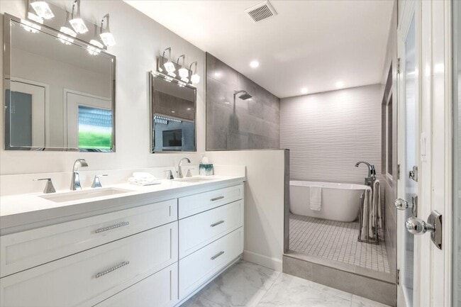 Building Photo - 76140 Fairway Dr