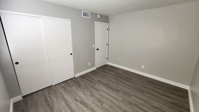 Building Photo - 2 Bedroom in the El Tovar Condominiums Nea...