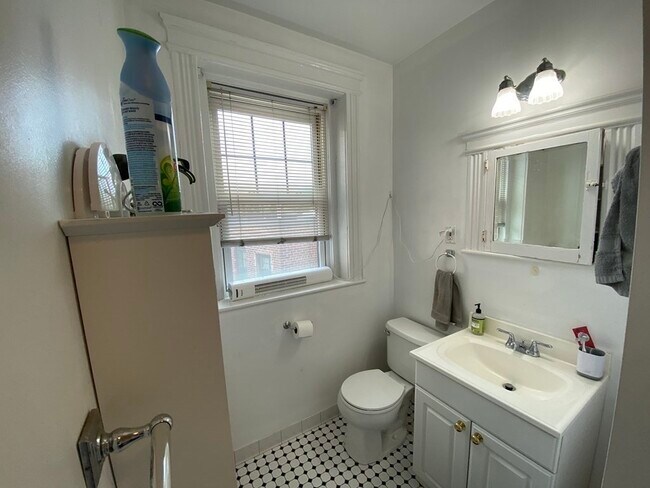 Building Photo - 77 Parkman St