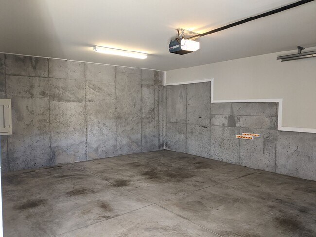 Building Photo - 3 Bedroom End Unit with Garage!